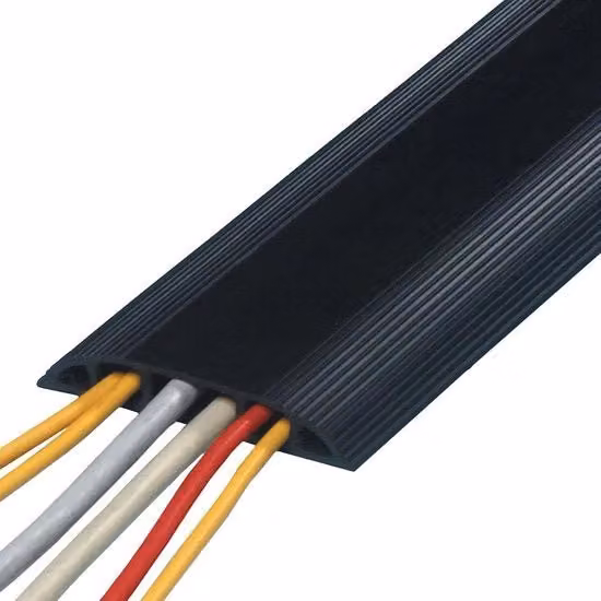 Cavo in gomma nero da 300 cm con bordo antiscivolo e adesivo self-levigante per la protezione di 6 cavi da 7 mm