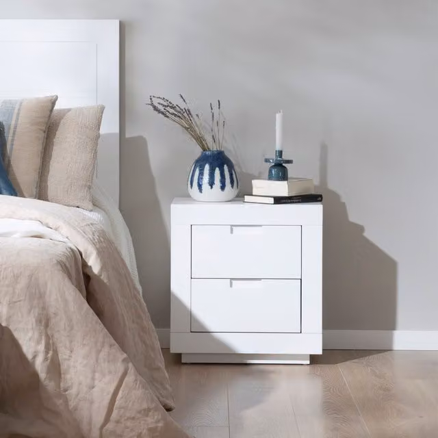 Comodino Banak in legno laccato bianco stile minimalista