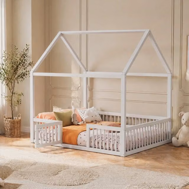 Letto a forma di casa ULEVR 140x200 cm in pino e MDF, con sponde di sicurezza e porticina, bianco