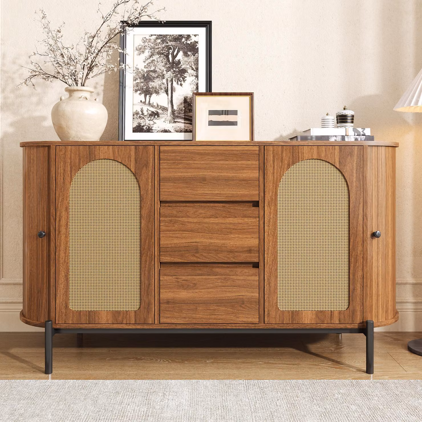 Credenza ovale Merax con ante in rattan + ante scorrevoli, cassettiera con cassetti e gambe in metallo, mobile da salotto con ripiani regolabili, noce