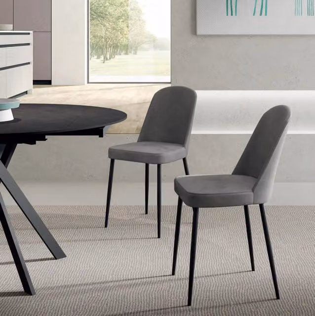 Sedia da pranzo moderna Stones con rivestimento in tessuto grigio e gambe in metallo nero L/P/H: 45 x 52 x 85 cm