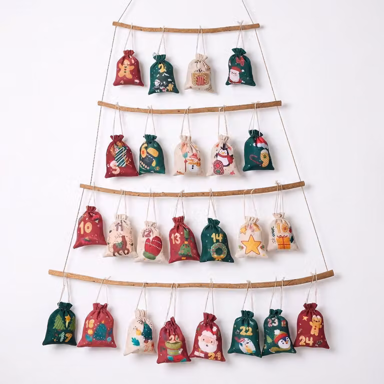 Calendario dell'Avvento da riempire, composto da 24 sacchetti di tessuto, graffette di legno e corda di canapa