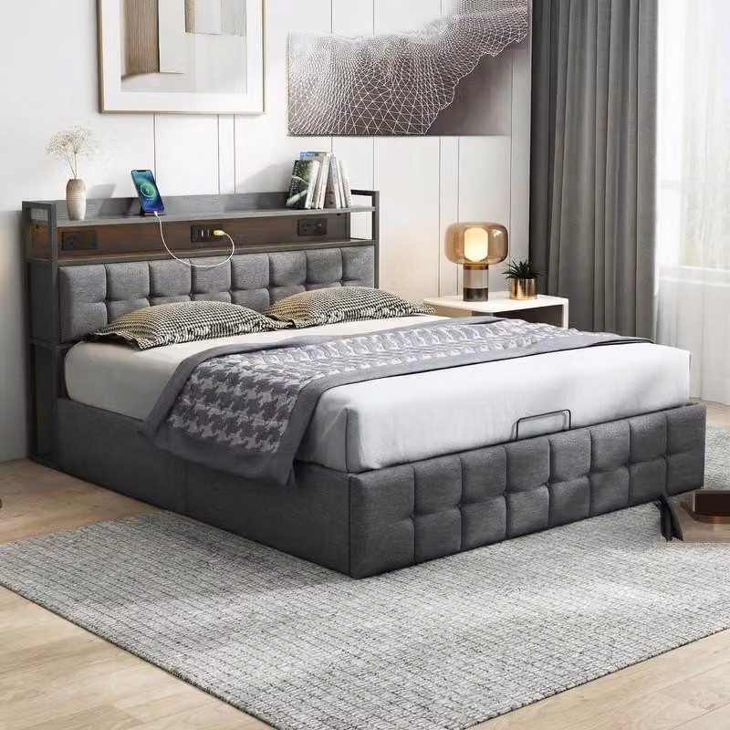 Letto imbottito ProximaX con LED RGB 140x190 cm, letto idraulico con vano contenitore, testiera con ripiano e stazione di ricarica, porta-cavi USB e Type-C, tessuto di lino grigio, rete a doghe