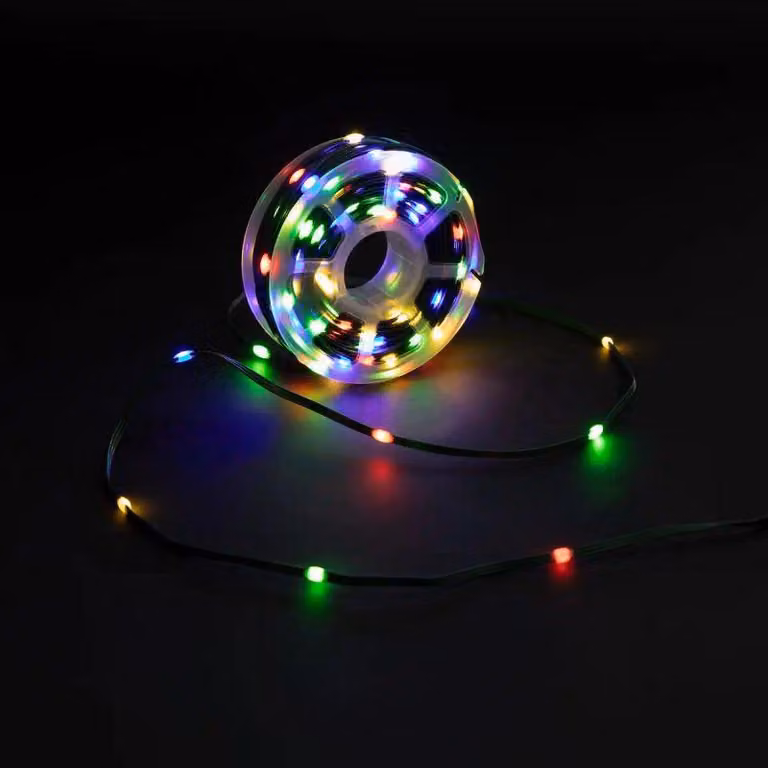 Catena di micro-luci con 24 elementi, 200 LED colorati, lunghezza totale di 22,9 metri, avvolta su un rotolo. Timer di 8 ore, 8 modalità di illuminazione, adatta per interni ed esterni