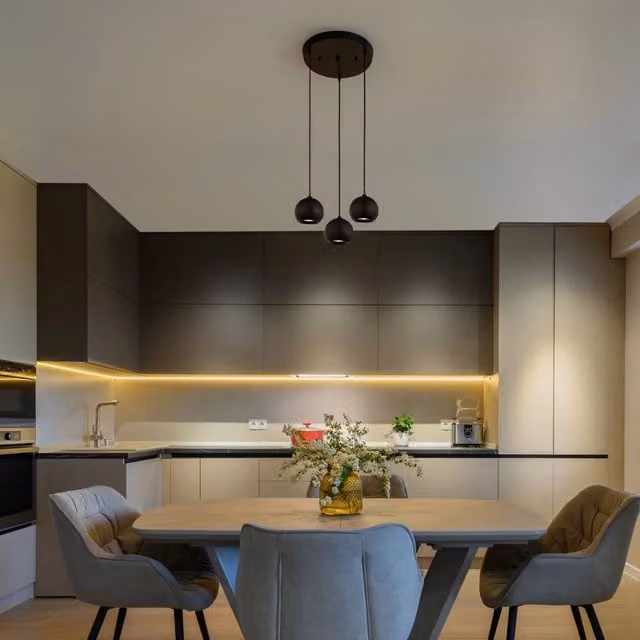 Lampadario a sospensione moderno SEARCHLIGHT Eindhoven in metallo nero con 3 luci GU10 e altezza regolabile – 1
