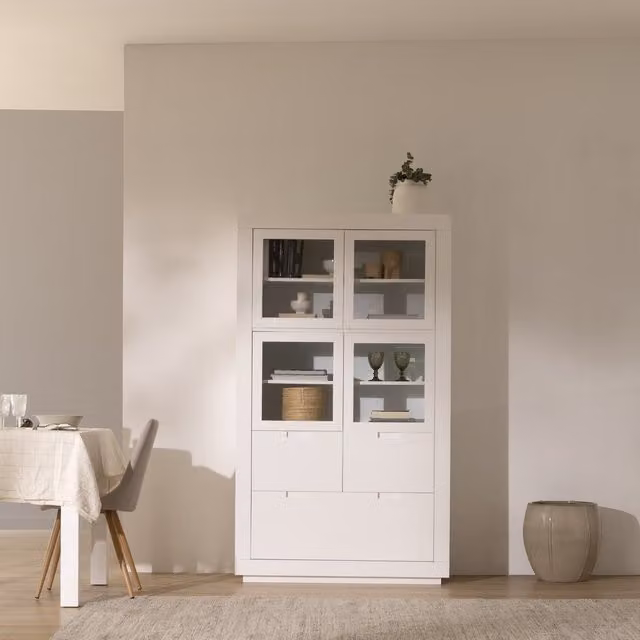 Vetrina Banak in legno laccato bianco con ante in vetro e design scandinavo L/P/H: 110 x 45 x 190 cm