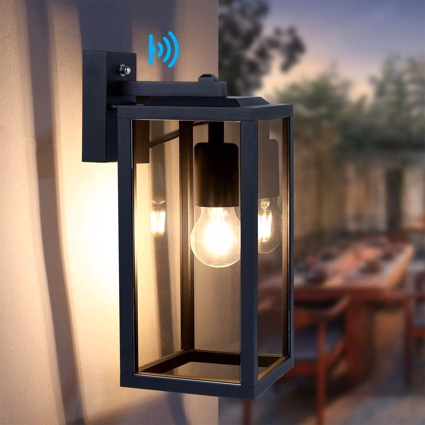 Lampada da parete esterna con sensore di luminosità, attacco E27, grado di protezione IP44, finitura nera opaca