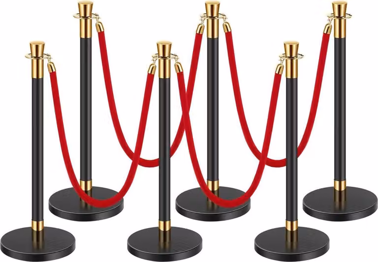 6 pali di sostegno con 4 corde di velluto rosso e base cava riempita di sabbia
