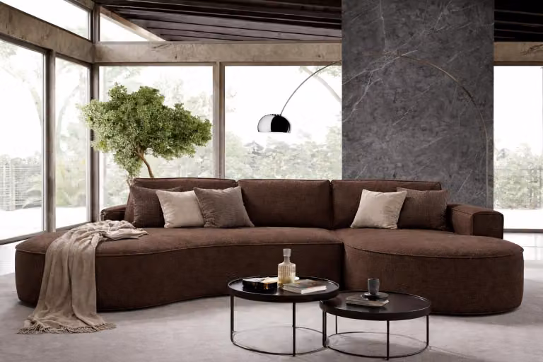 Divano angolare GUTTO MOLLY con forme arrotondate, rivestito in tessuto teddy color crema, beige e verde ruggine: un design moderno e accattivante! Novità 2025 (con funzione letto)