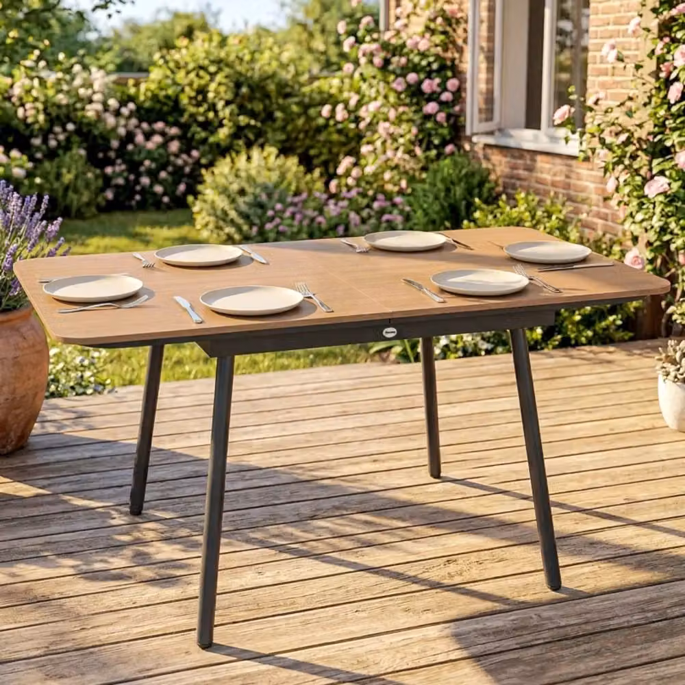 Tavolo da giardino rettangolare estensibile WISHDOR in composizione effetto teak marrone con struttura in metallo L: 140 cm, P: 80 cm, H: 75 cm – 2