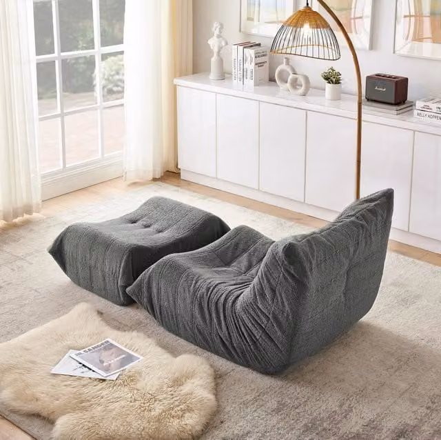 Poltrona da pavimento ULEVR con schienale e pouf, imbottitura in schiuma e rivestimento teddy grigio