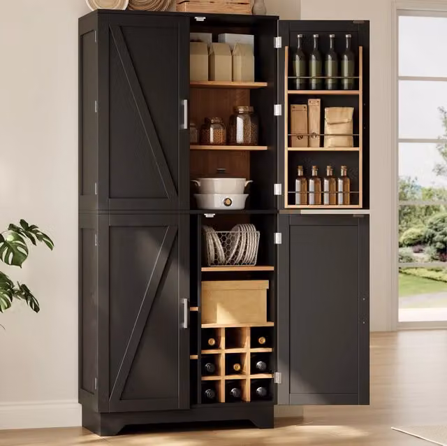 Mobile alto ULEVR 80x40x180 cm con 4 ante, vani aperti e portabottiglie, MDF nero e naturale