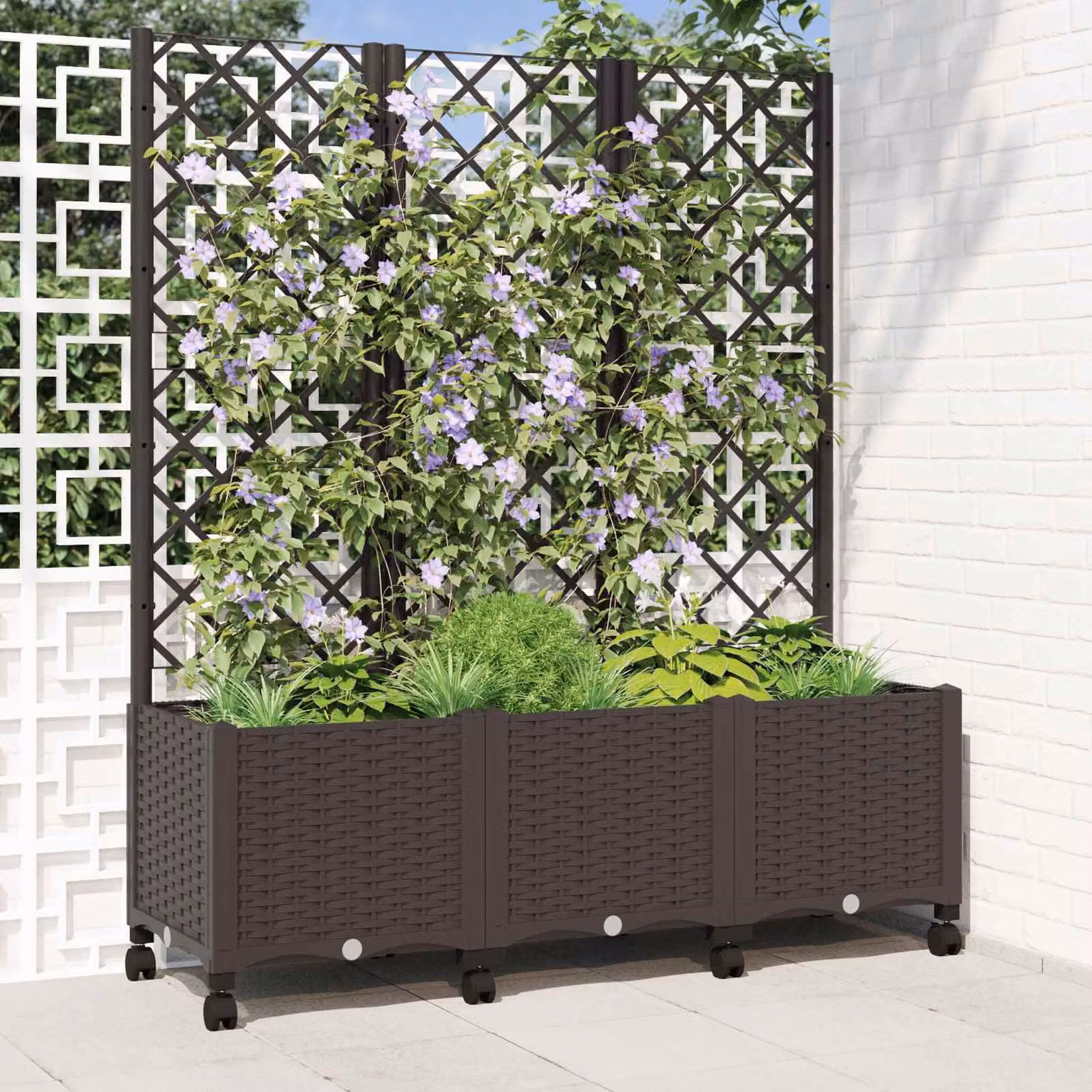 vidaXL Vaso da giardino con grigliato e ruote Marrone in plastica L: 120 cm, P: 40 cm, H: 146 cm