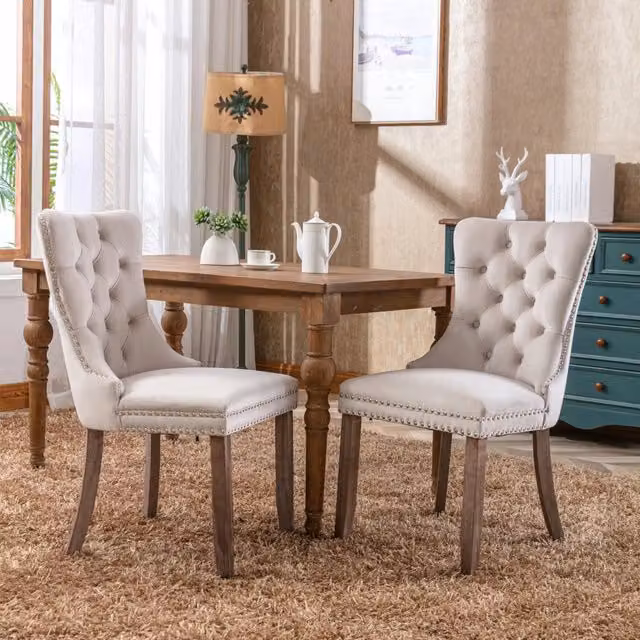Sedia da pranzo OKWISH in velluto beige con schienale alto e dettagli in legno L: 62 cm, P: 51 cm, H: 47 cm