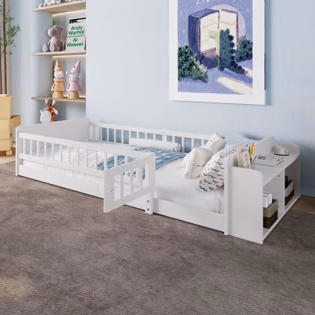 Letto in legno di pino 90x200 cm per bambini con contenitori aperti, ripiani e cancello apribile - Bianco