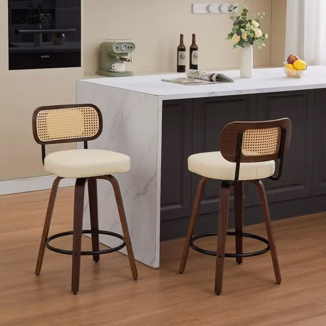 Set di 2 sgabelli da bancone Minimal in rattan con schienale in vimini e seduta imbottita, colore noce e beige, Altezza: 66 cm