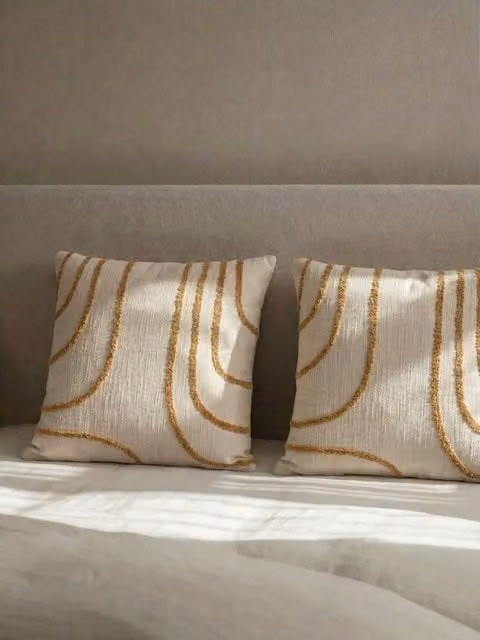 Set di 2 cuscini quadrati Naam in cotone color giallo senape Kenay Home L/P: 45 x 45 cm – 1