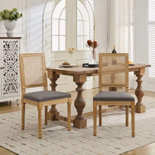 Set di 2 sedie da pranzo Minimal grigie con struttura in legno massello, schienale in rattan e seduta imbottita in tessuto di lino in stile country house – 1