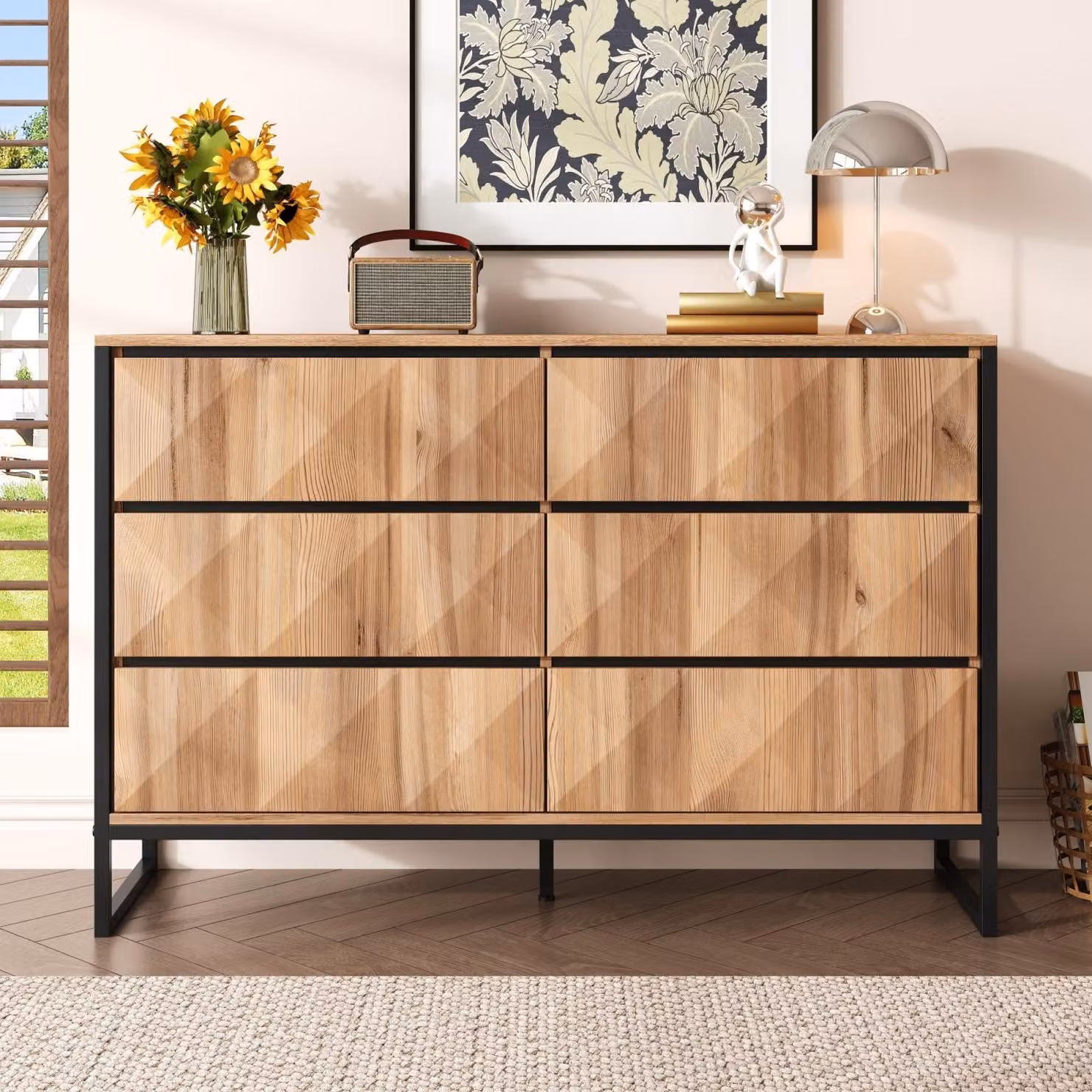 Credenza Fortuna Lai con 6 cassetti - Nero con tonalità di legno naturale, gambe in metallo e ante rialzate per soggiorno e sala da pranzo