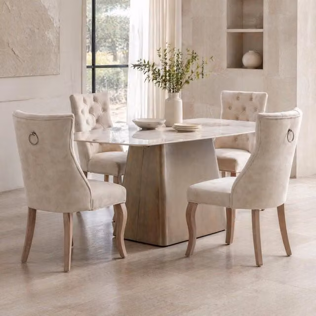 Set di 4 sedie da pranzo in velluto beige chiaro con schienale alto capitonné e gambe in legno