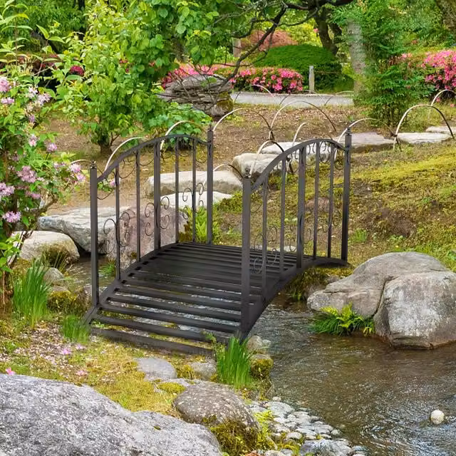 Ponte da giardino REDOM in metallo nero opaco con corrimano stile vintage L: 119 cm, P: 67 cm – 1
