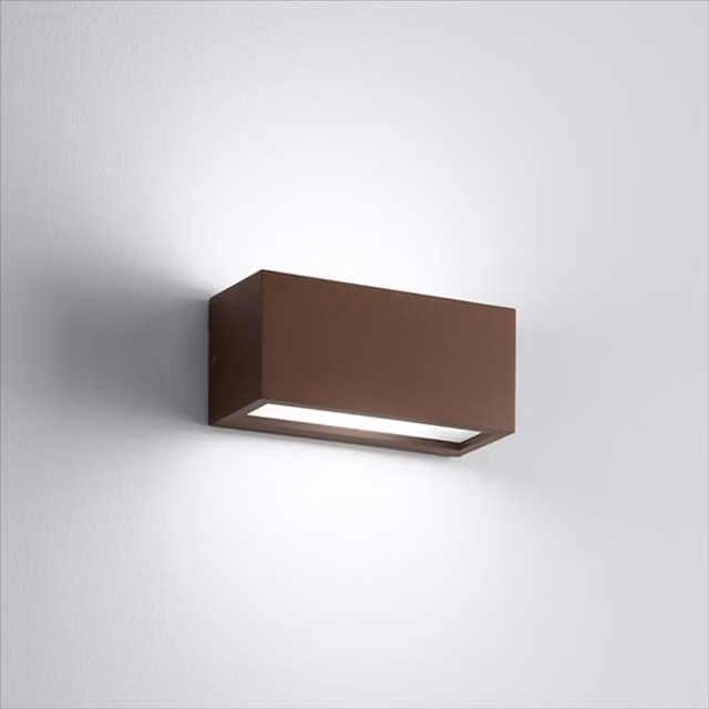Applique da esterno Isy EST Metrò con tecnologia LED, design moderno rettangolare in metallo, disponibile in bianco, nero o marrone, ideale per giardino, balcone e terrazza