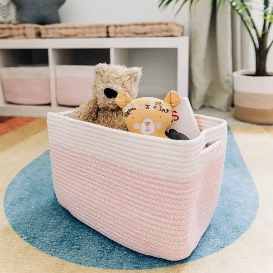 Set di 3 contenitori intrecciati OrganiHaus con maniglie per asciugamani e tessili, colore rosa e bianco
