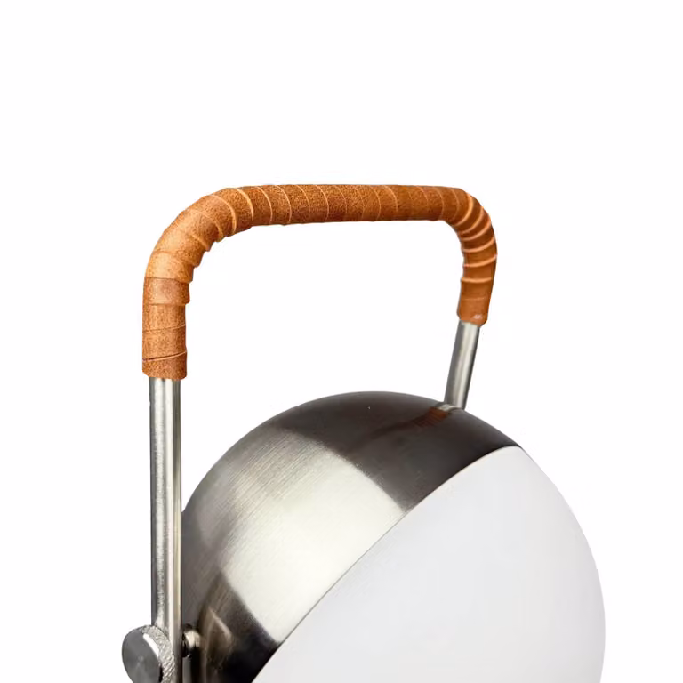 Dyberg Larsen Lampada da tavolo a LED ricaricabile Mova, marrone, IP44 dimmerabile, Cromo / Argento, Soggiorno / Sala da pranzo, Metallo, Scandinavo