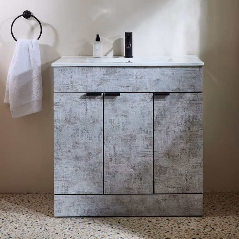 Mobile Bagno a Terra Grigio Cemento da 810mm con Lavabo e Maniglie Nere con Impugnatura a Dito - Cluo