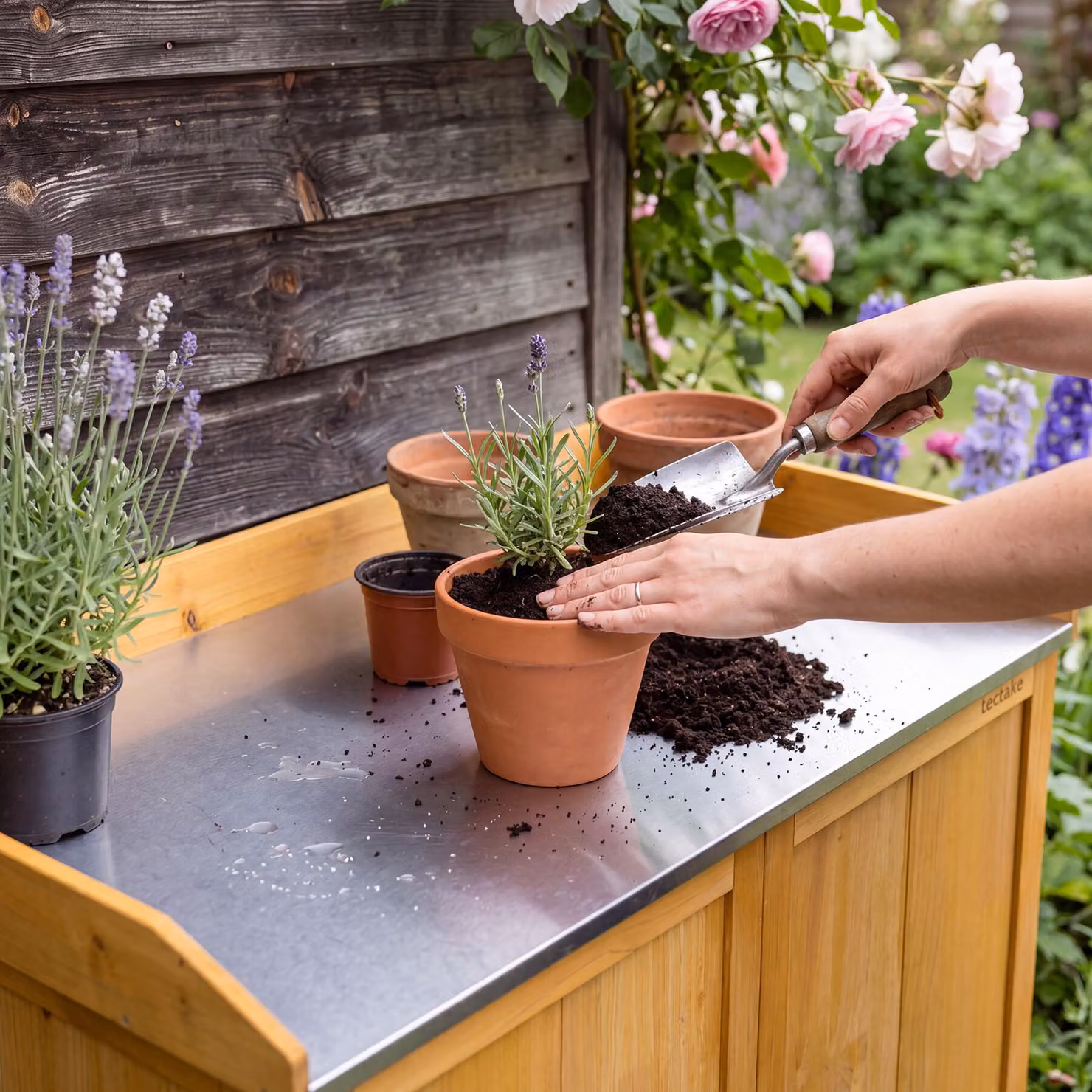 Tavolino da giardinaggio con armadietto TecTake in legno di pino e metallo, marrone rustico, L/P/H: 95 x 48 x 48 cm – 3
