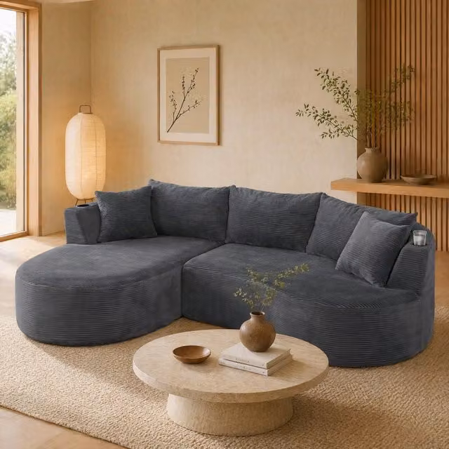 Divano MIVRAY a 3 posti curvo con chaise longue sinistra in tessuto a coste grigio con portabevande integrati e cuscini decorativi