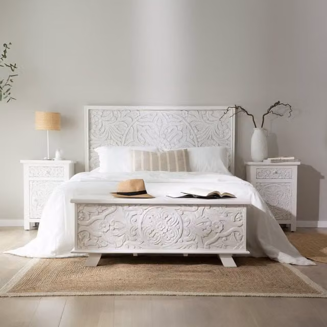 Baule contenitore Indira Banak in legno di mango intagliato con decoro floreale bianco laccato