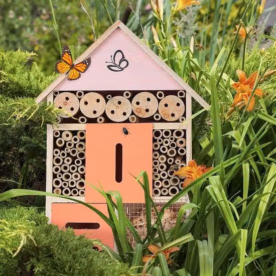 Unyqoos® Albergo per insetti – Struttura per favorire la nidificazione di api selvatiche, farfalle e coleotteri, forma di casa, tubicini di bambù e trucioli di legno, 40x28x9 cm, colore naturale, da appendere o da posizionare
