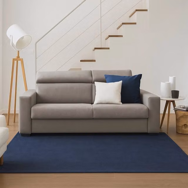 Divano a 2 posti Aggius TALAMO ITALIA in tessuto con poggiatesta regolabili e braccioli slim, Tortora, L: 200 cm, P: 95 cm, H: 85 cm – 1