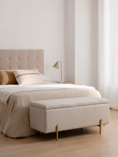 Panca laterale imbottita con contenitore beige e dettagli oro Kenay Home