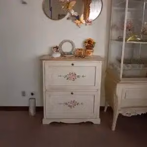 Mobiletto in legno Shabby chic avorio anticato decorato filo color oro 2 ante