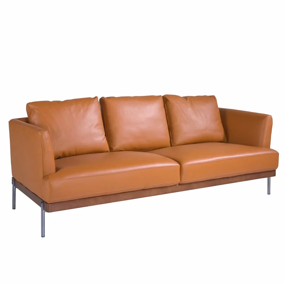 Divano moderno a 3 posti Angel Cerdà in pelle marrone con struttura in legno e gambe in metallo L: 214 cm, P: 93 cm, H: 87 cm – 2