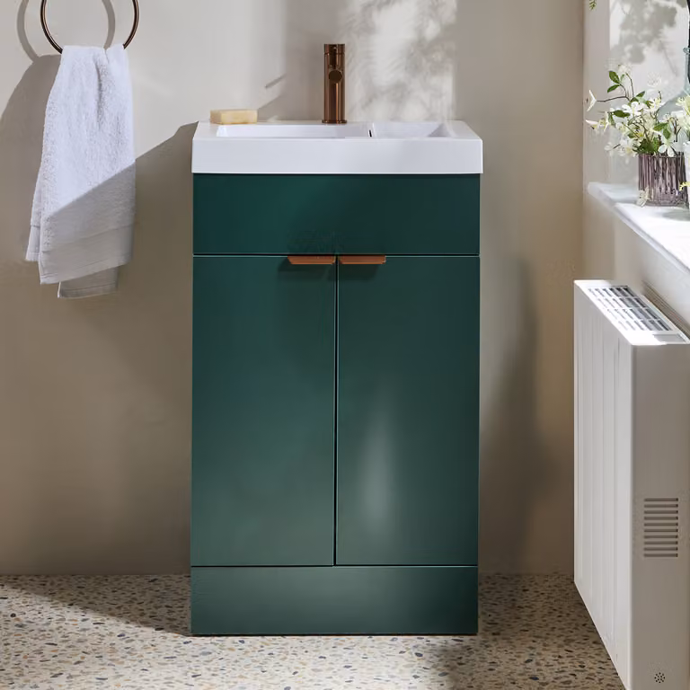 Mobile Bagno a Terra Verde Scuro da 500mm con Lavabo e Maniglie con Impugnatura a Dito in Rame Satinato - Cluo