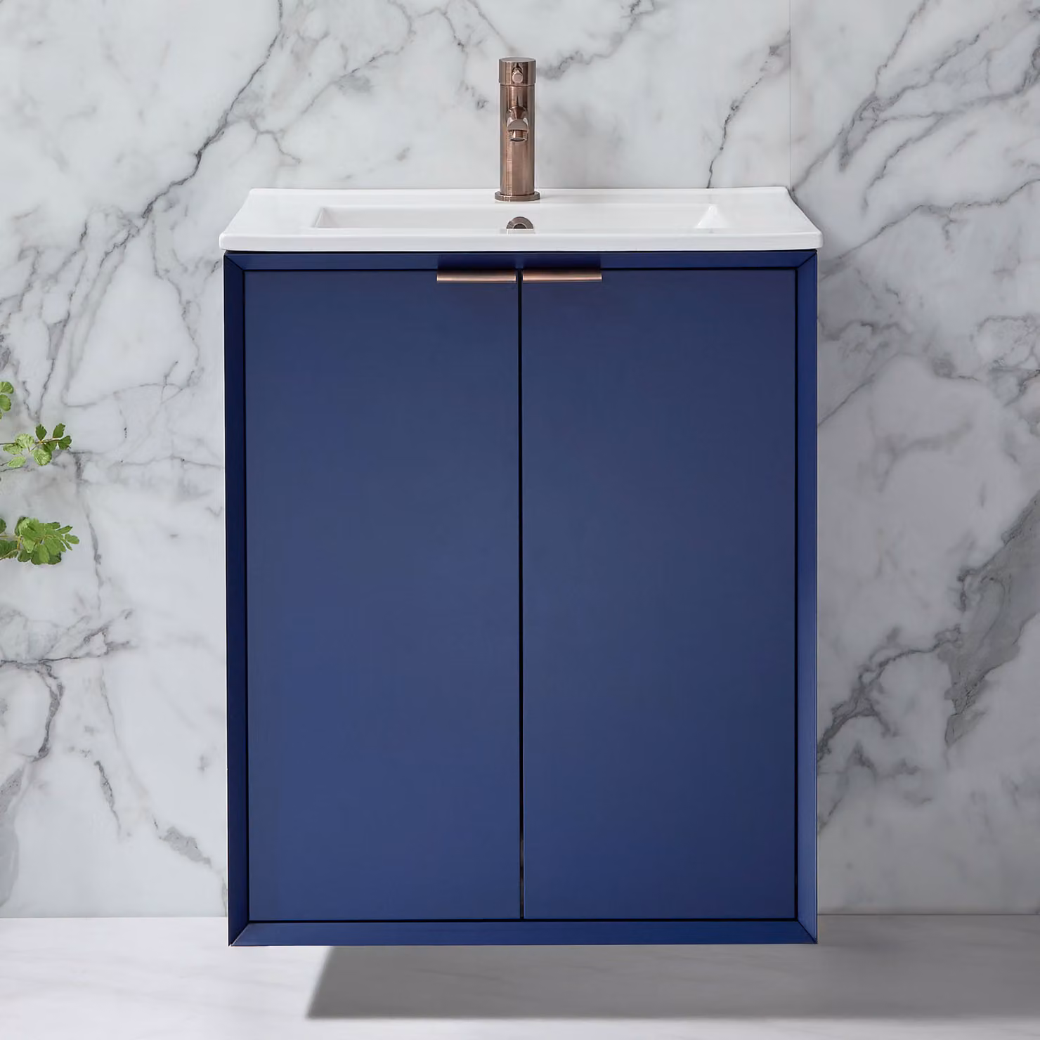 Mobile Bagno Sospeso Blu Marino 610mm con Lavabo e Maniglia con Impugnatura a Dito Bronzo Spazzolato - Edge