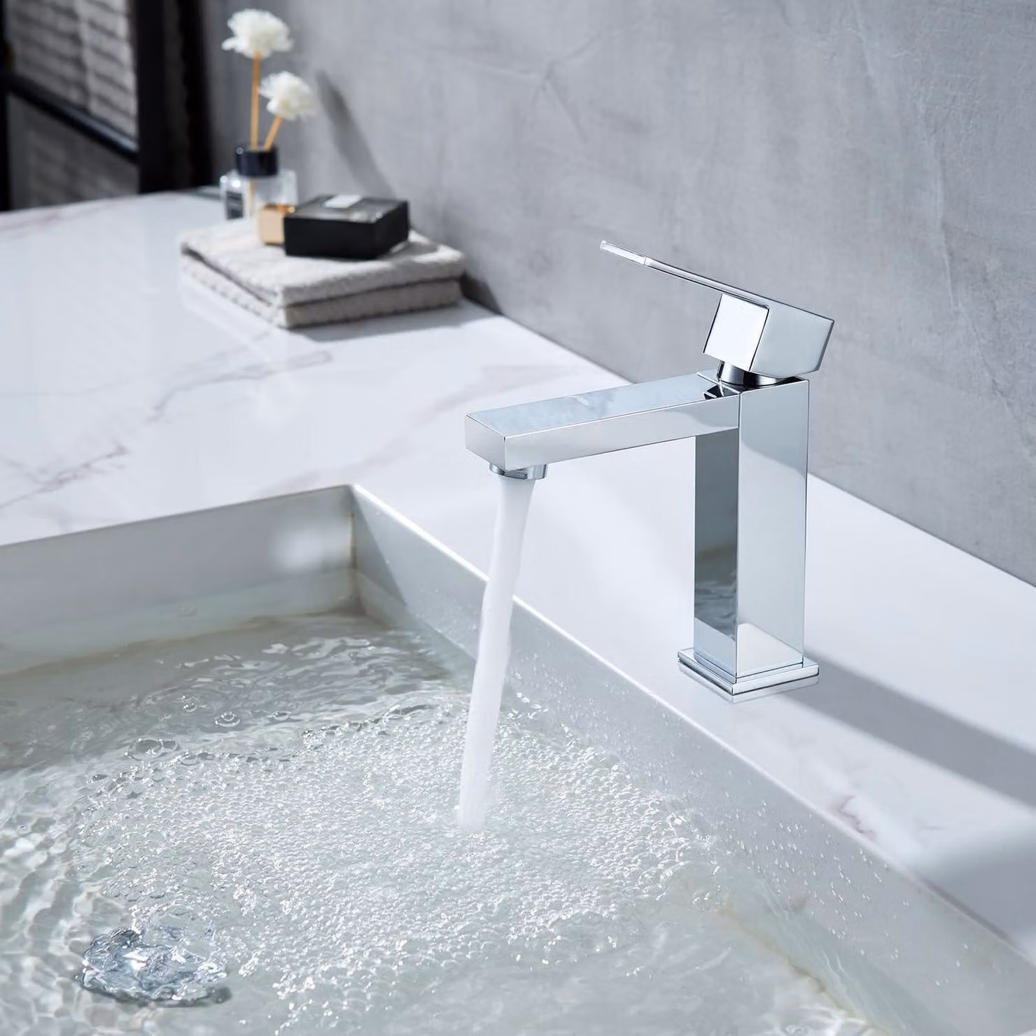 Miscelatore monocomando per lavabo da bagno, design squadrato, finitura cromata lucida
