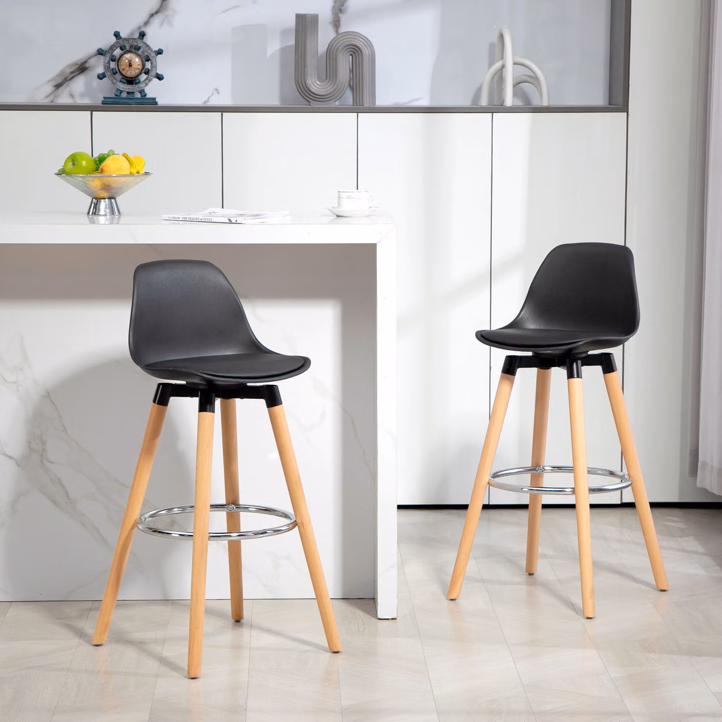 Set di 2 sgabelli da bar moderni HOMCOM con schienale e seduta imbottita in ecopelle nera e gambe in legno, altezza seduta: 69 cm – 2