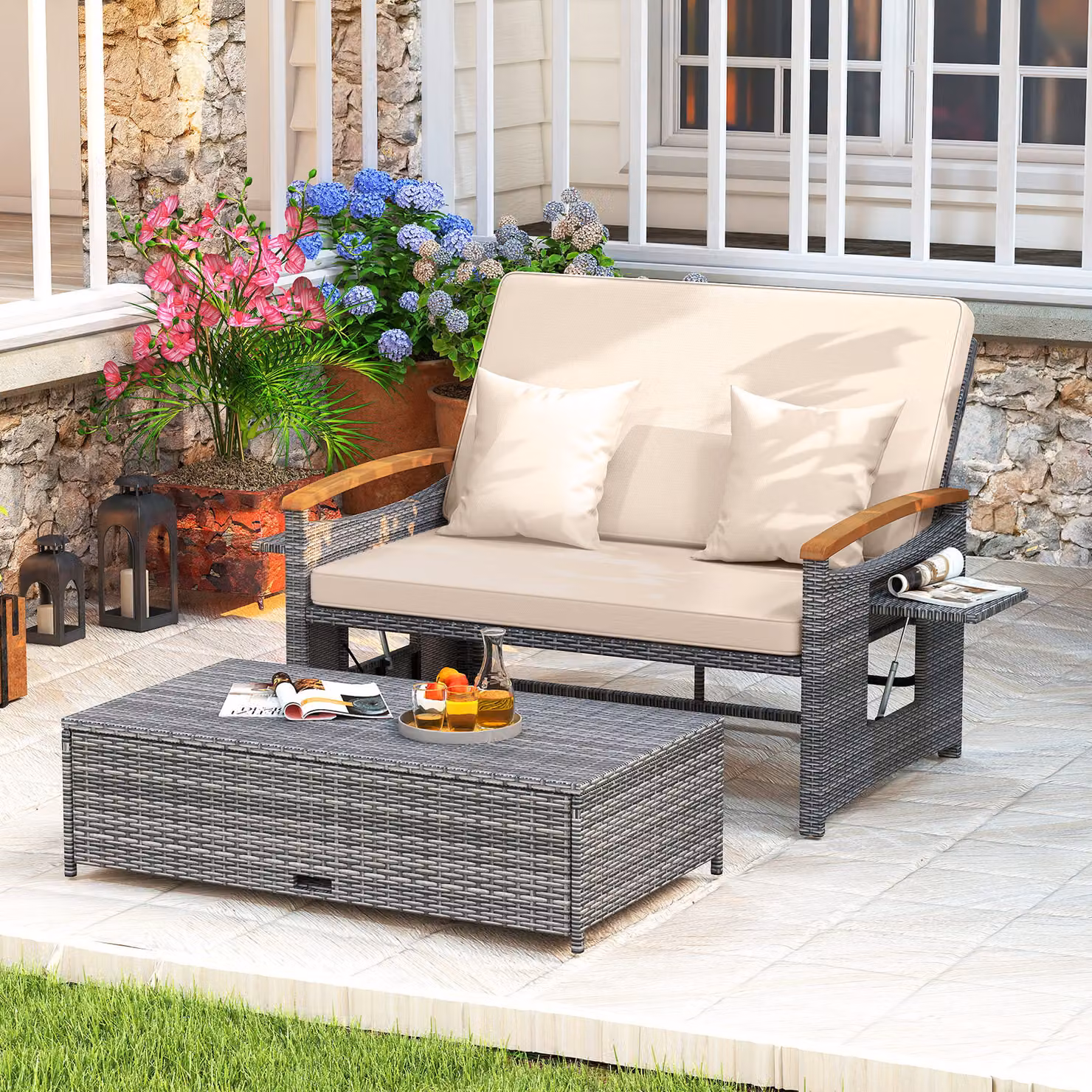 Set da giardino Costway in rattan beige composto da divanetto con schienale regolabile a 4 livelli e pouf contenitore con tavoli ribaltabili