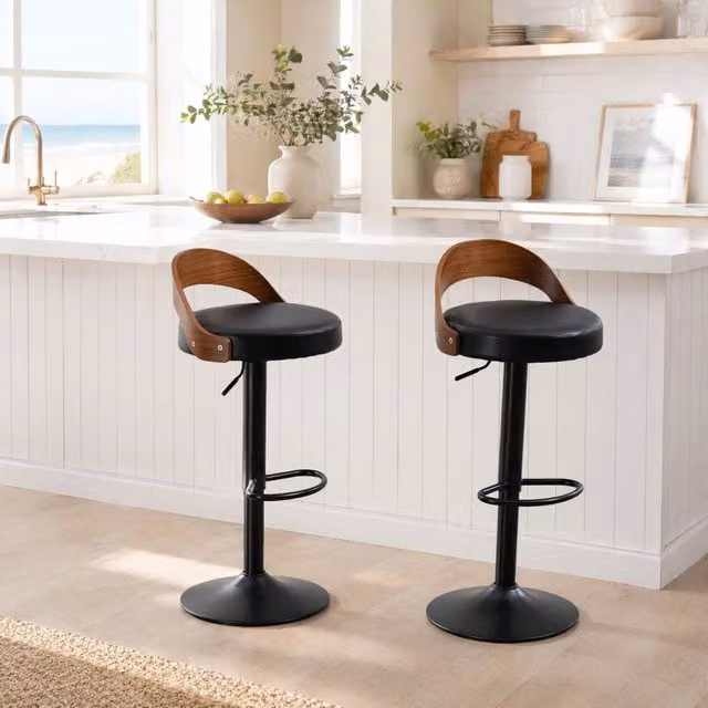 Set di 2 sgabelli da bar MIVRAYS girevoli a 360° con schienale effetto noce e seduta in similpelle nera regolabili in altezza