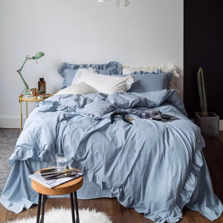 Set di lenzuola matrimoniali, 4 pezzi, 135x200 cm, colore blu, con balze, in microfibra, stile romantico