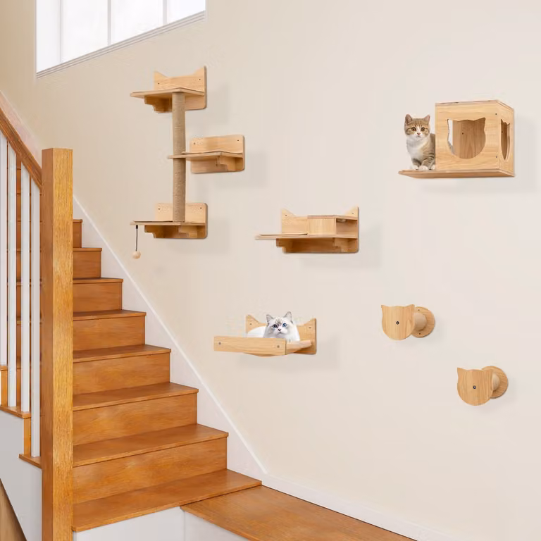 Albero per gatti Costway a 3 livelli con ciotole per cibo e acqua, set di 6 elementi da parete in legno beige con tiragraffi in sisal sostituibile e giochi integrati
