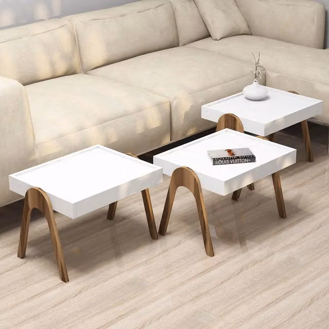 Set di 3 tavolini da salotto impilabili Strembo, design moderno in legno bianco e noce, L/P/H: 54 x 40 x 64 cm