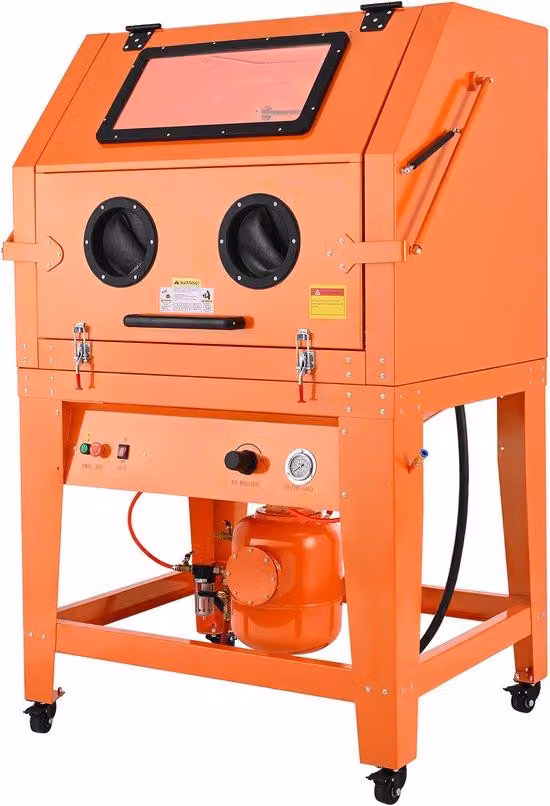 Cabina di sabbiatura da 245 galloni con sistema di pressurizzazione, robusta struttura in acciaio su rotaie e dotata di ruote, comprensiva di serbatoio per abrasivi da 32 galloni e sistema di aspirazione da 1,6 cavalli per il trattamento superficiale di c