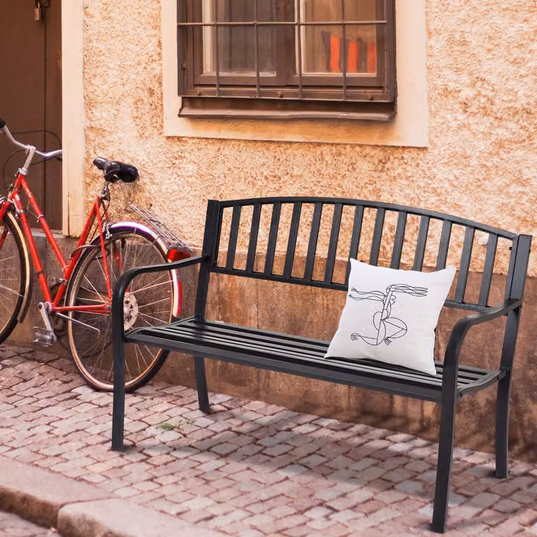 Panchina da giardino Costway in acciaio nero opaco con design a strisce e braccioli
