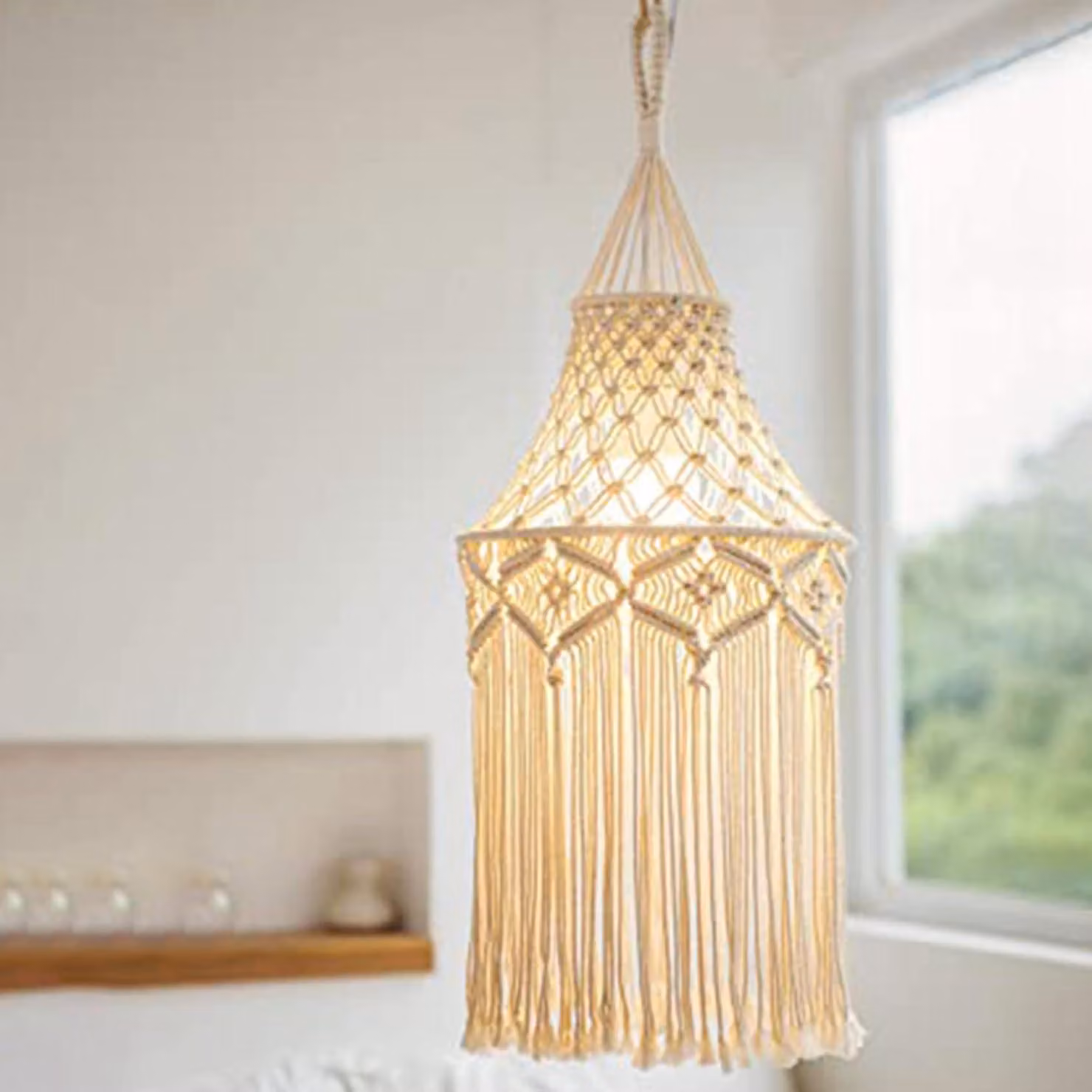 Lampada a paralume in macramè, ideale per arredamenti in stile bohémien