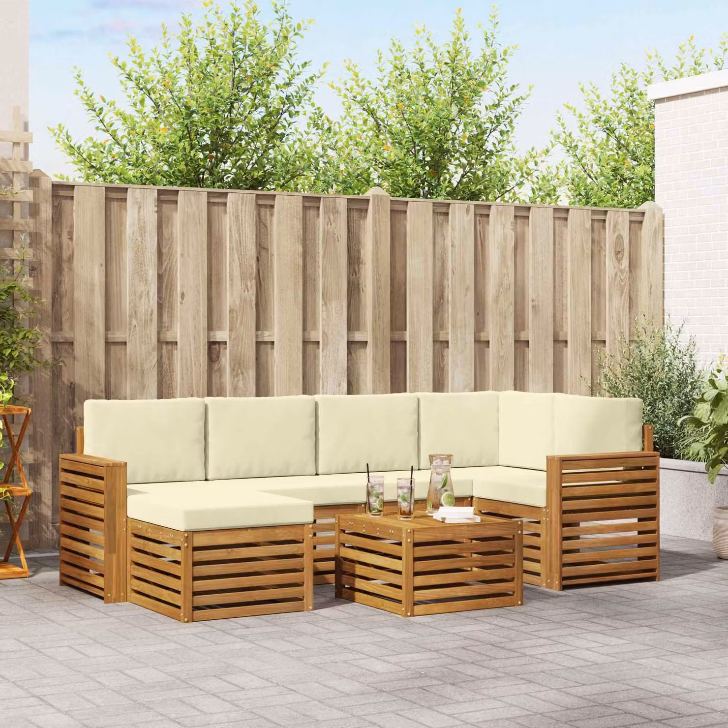 vidaXL Set di divani da esterno 7 pz in legno di acacia con cuscini, Beige e Bianco